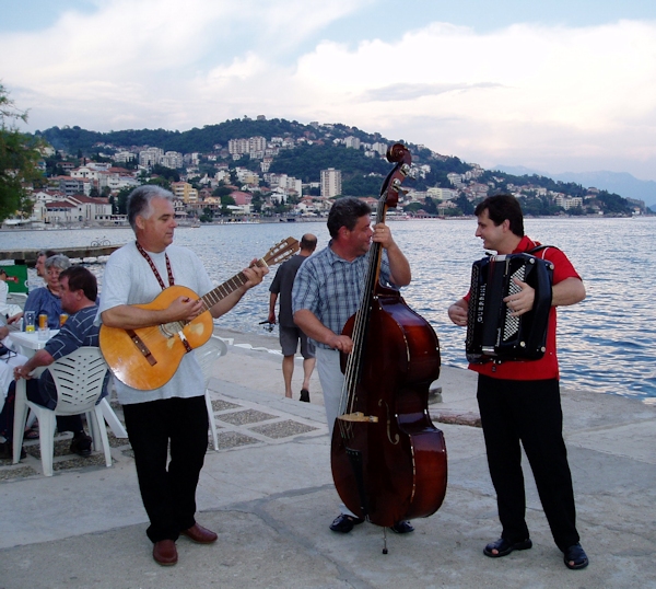 Musiker på restaurang vid strandpromenaden i Igalo